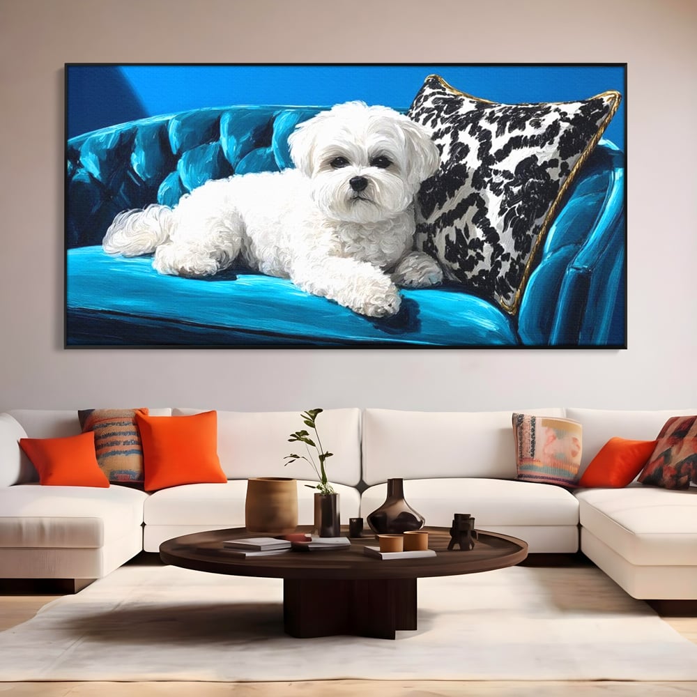 Tablou canvas cu pictura cu bichon alb pe canapea, in rama de aluminiu negru, pe perete intr-un living